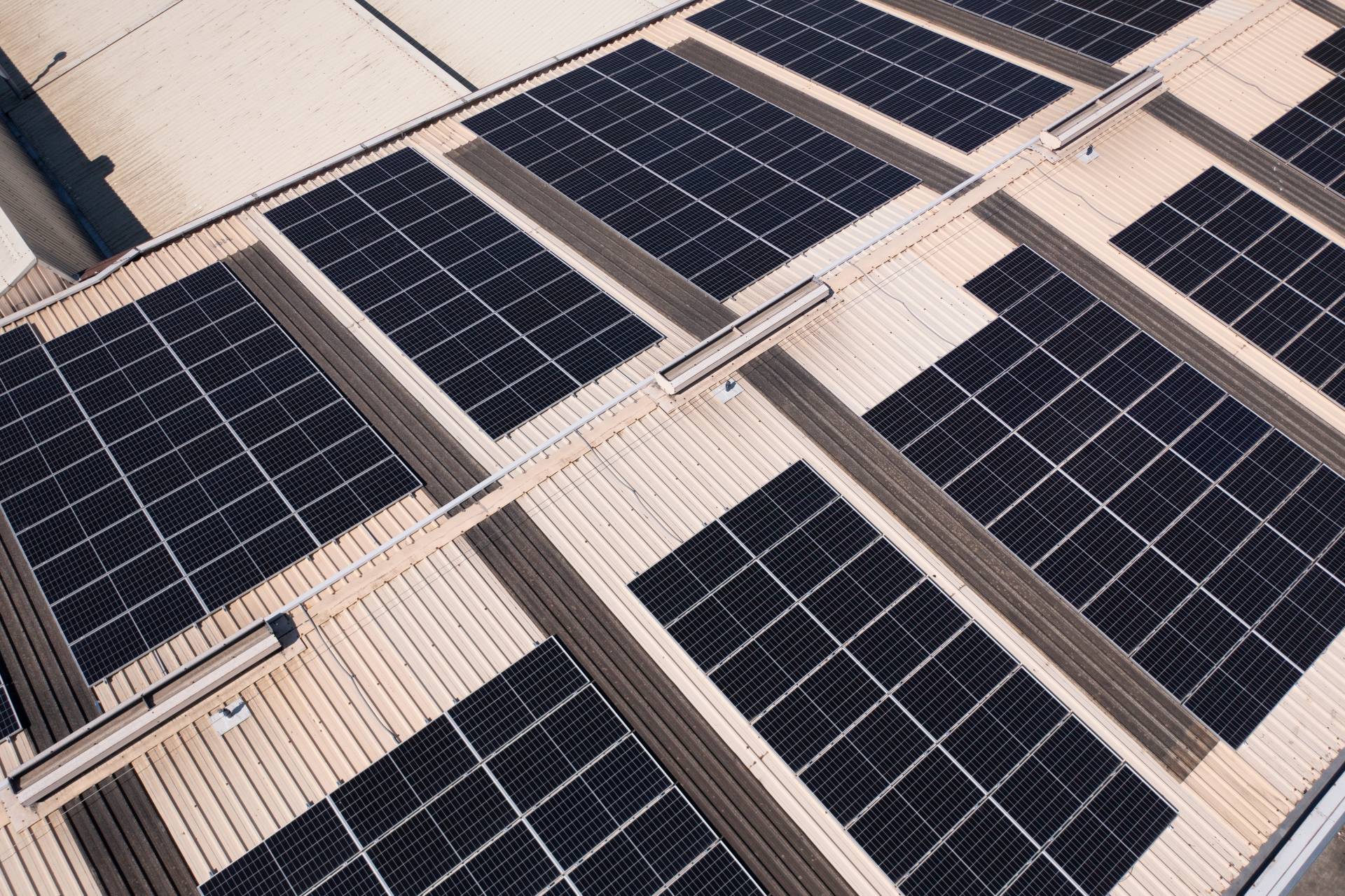 placas fotovoltaicas en la planta industrial de Borobil