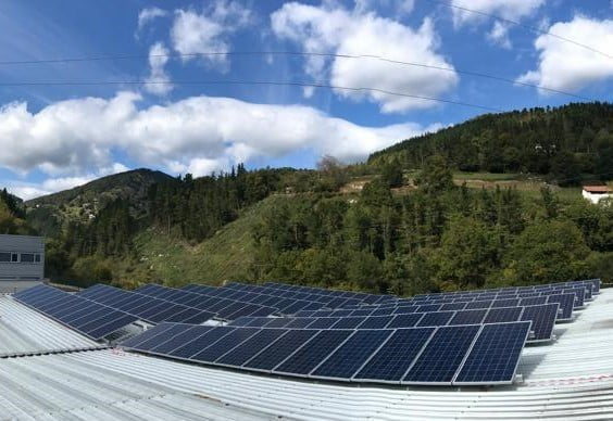 placas solares en la planta industrial de Zelatun