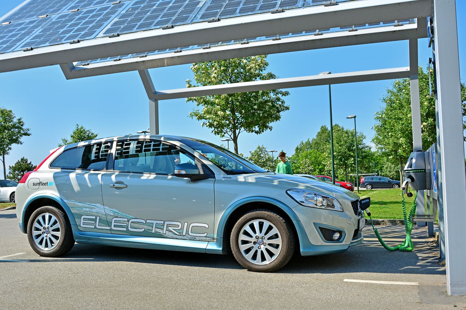 cargar coche eléctrico con energía solar