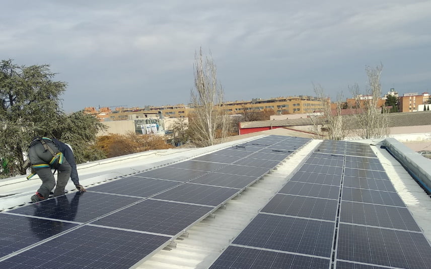 paneles fotovoltaicos en la planta industrial de Calordom