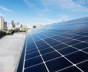 fácil mantenimiento de placas solares en edificios