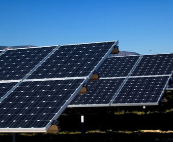 consumo de energía solar en sector servicios