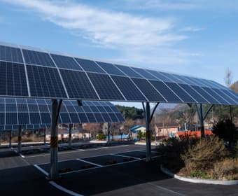 uso de energía solar en áreas de servicio