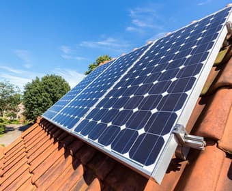 fácil proceso de instalar paneles solares en villas