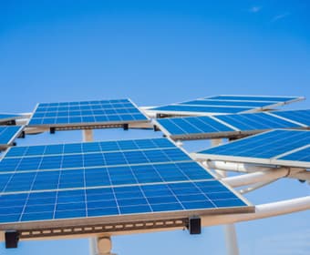 instalación de paneles solares en universidades