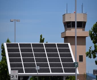 paneles solares en aeropuertos