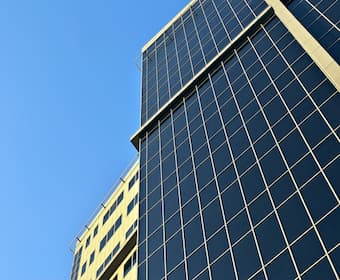 placas solares en edificios de oficinas