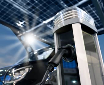 energía solar en estaciones de carga de vehículos eléctricos