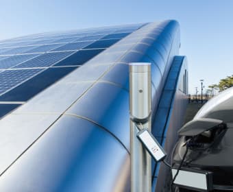 placas fotovoltaicas en estaciones de carga de coches eléctricos