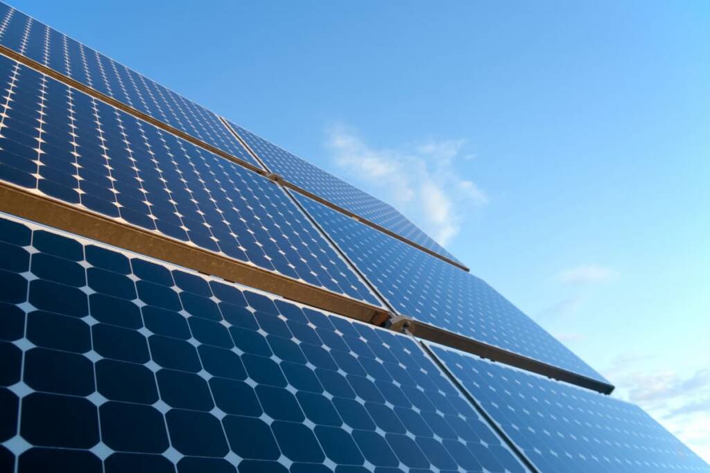 cómo la energía solar transforma la independencia energética de las comunidades de vecinos