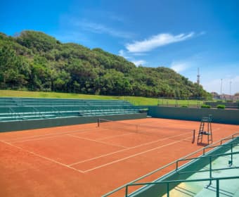 instalación de paneles solares en pistas de tenis