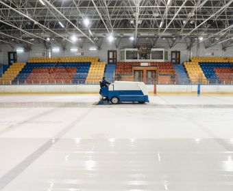 mantenimiento placas solares en pista de patinaje sobre hielo